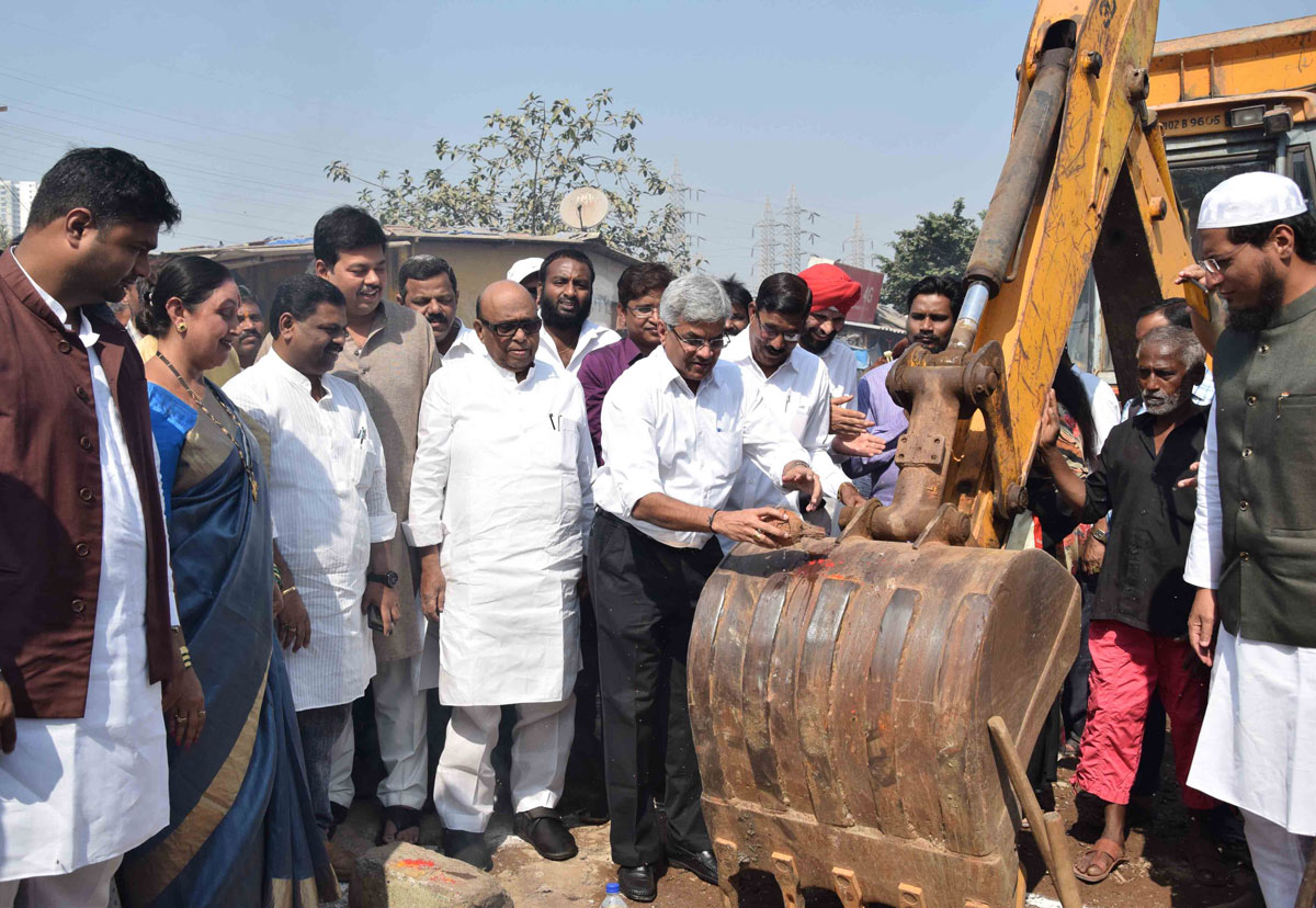 MRCC President Eknathrao Gaikwad & BMC Opposition Leader Ravi Raja at Sion Koliwada.