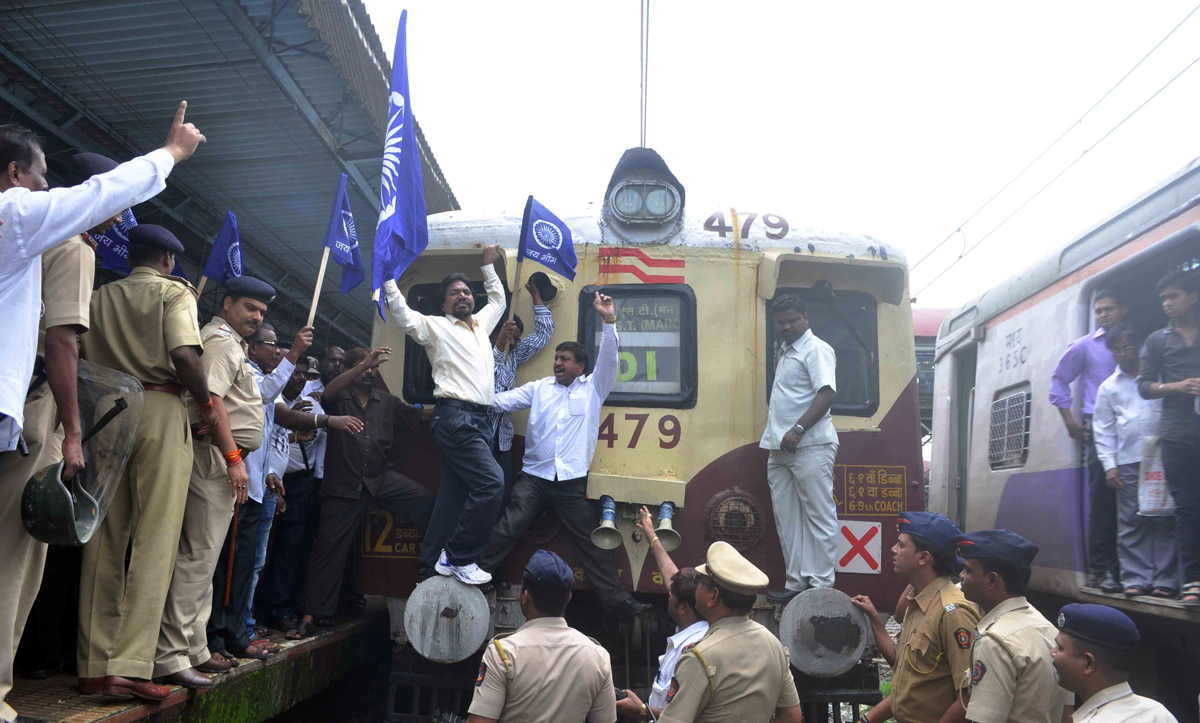 RPI PROTEST AT DOMBIVLI RAIL ROKO.