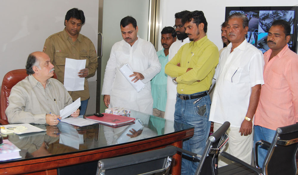 UNION MINISTER GURUDAS KAMAT AT D.N.NAGAR OFFICE