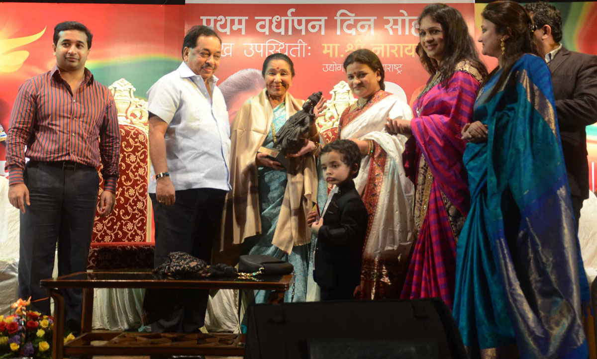 Famous Singer Ashatai & Minister Narayanrao Rane at Ram Ganesh Gadkari Auditorium Thane.