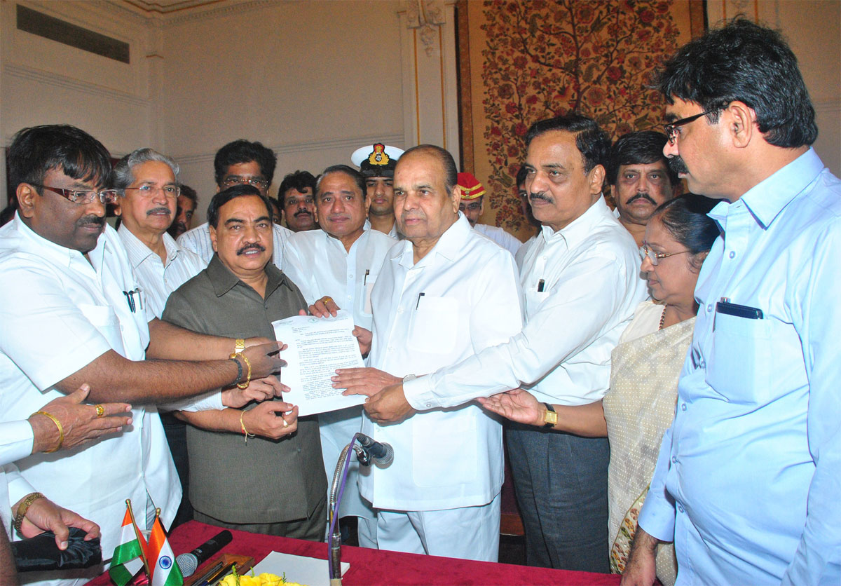 LEADER OF OPPOSITION MEETS GOVERNOR K.SHANKARNARAYANAN AT RAJ BHAVAN.