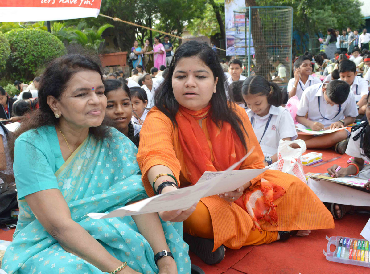MP.Poonam Mahajan & Mother Smt. Rekha Pramod Mahajan During Drawing Competition at City Park BKC Bandra.