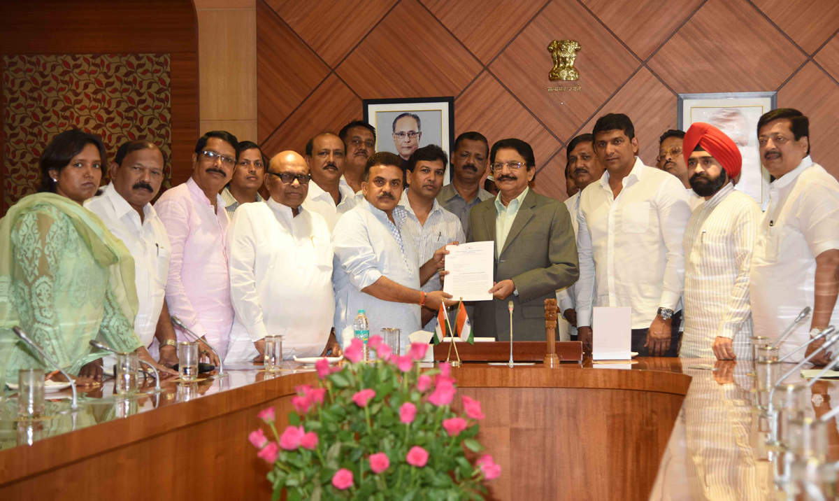 Mumbai Congress President Sanjay Nirupam with Delegation meets Governor Dr.Vidyasagar Rao at Raj Bhavan.
