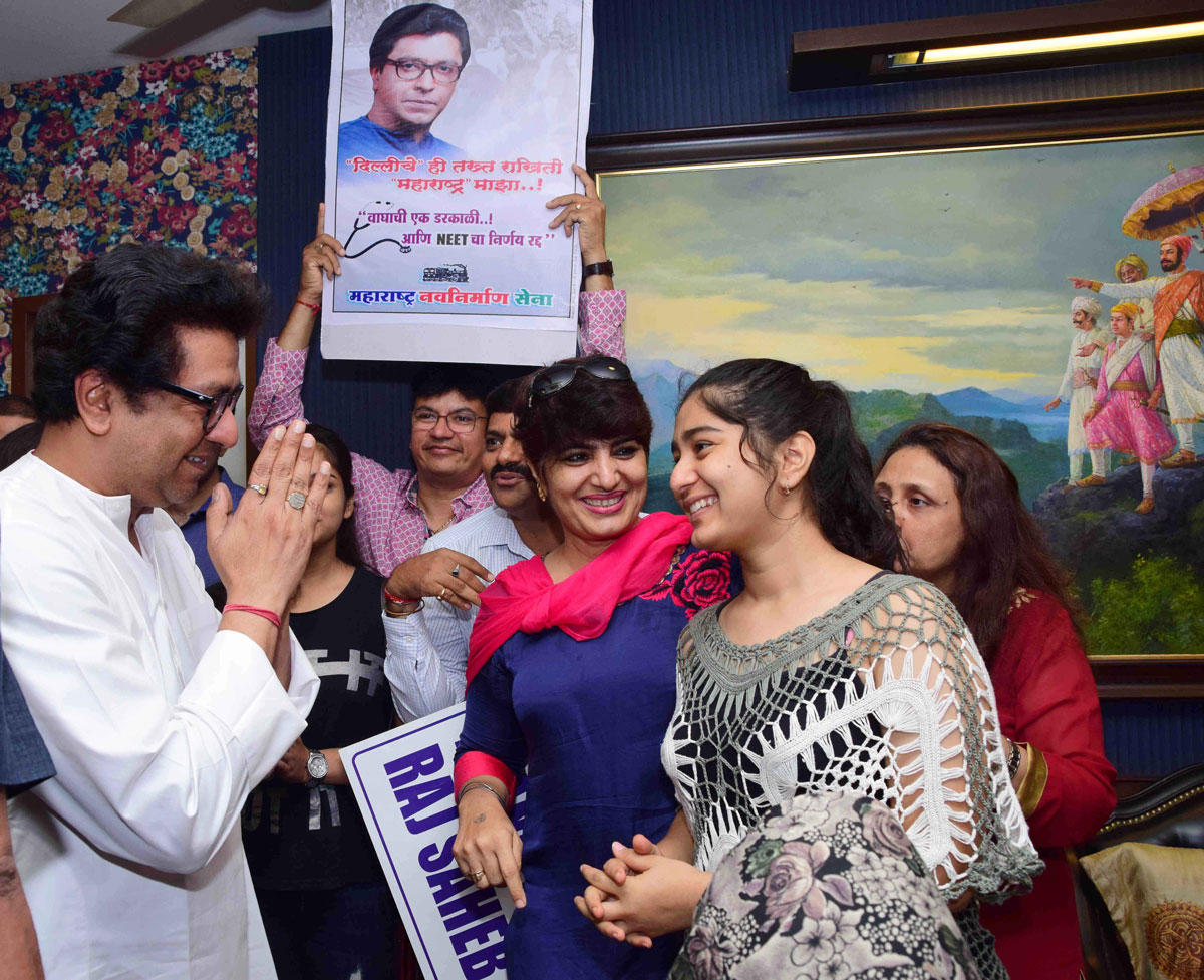 "NEET" Waived for a Year Students & Parents Thanking MNS Chief Raj Thackarey at Krishnakunj.