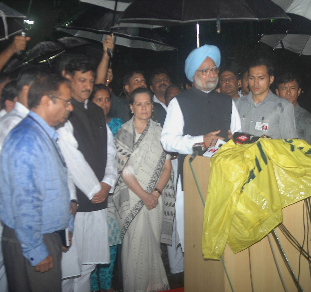 PRIME MINISTER DR.MANMOHAN SINGH & UPA CHAIRPERSON  VISITED JJ HOSPITAL IN MUMBAI.