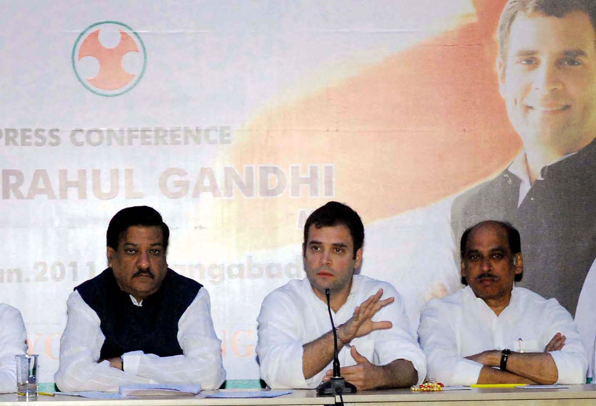 M.P.& AICC GEN.SECRETARY RAHUL GANDHI,CHIEF MINISTER  PRITHVIRAJ CHAVAN, MPCC PRESIDENT MANIKRAO THAKARE  AT AURANGABAD PRESS CONFERENCE.