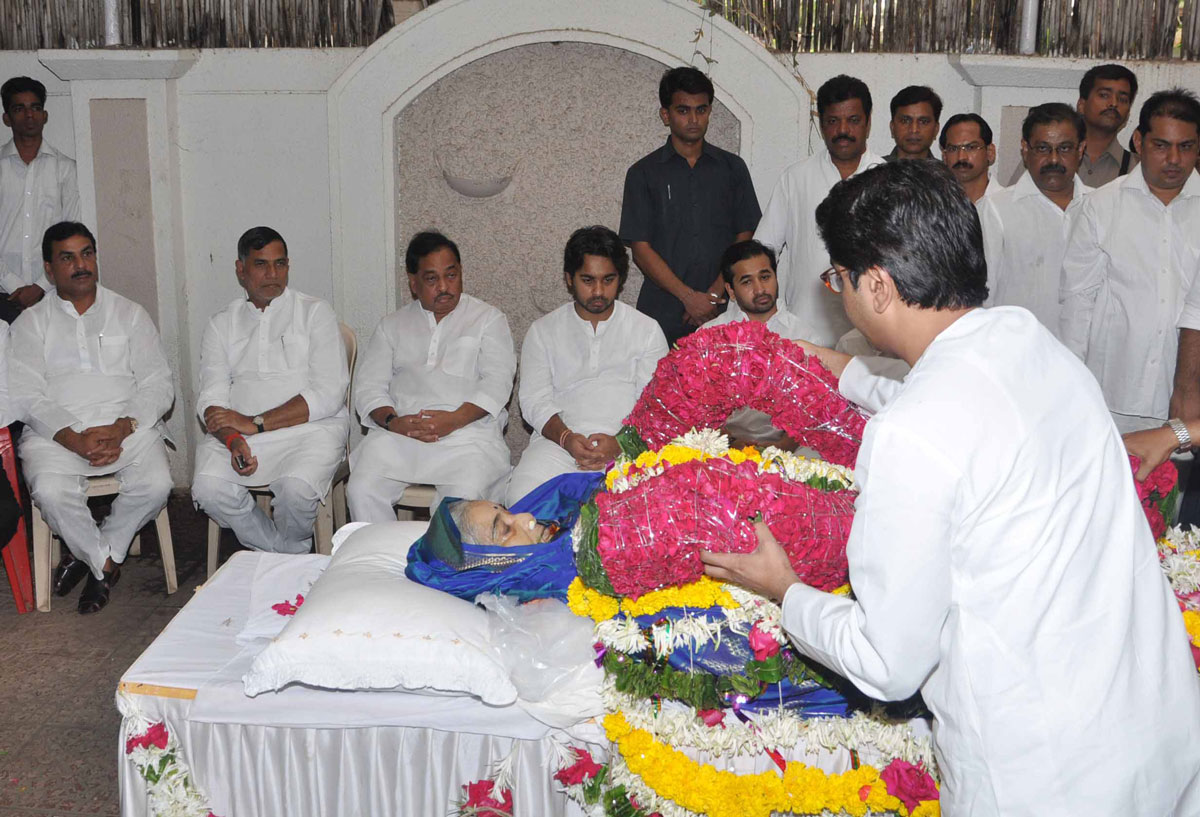 MINISTER NARAYAN RANE MOTHER SMT.LAXMIBAI TATU RANE FUNERAL IN MUMBAI.