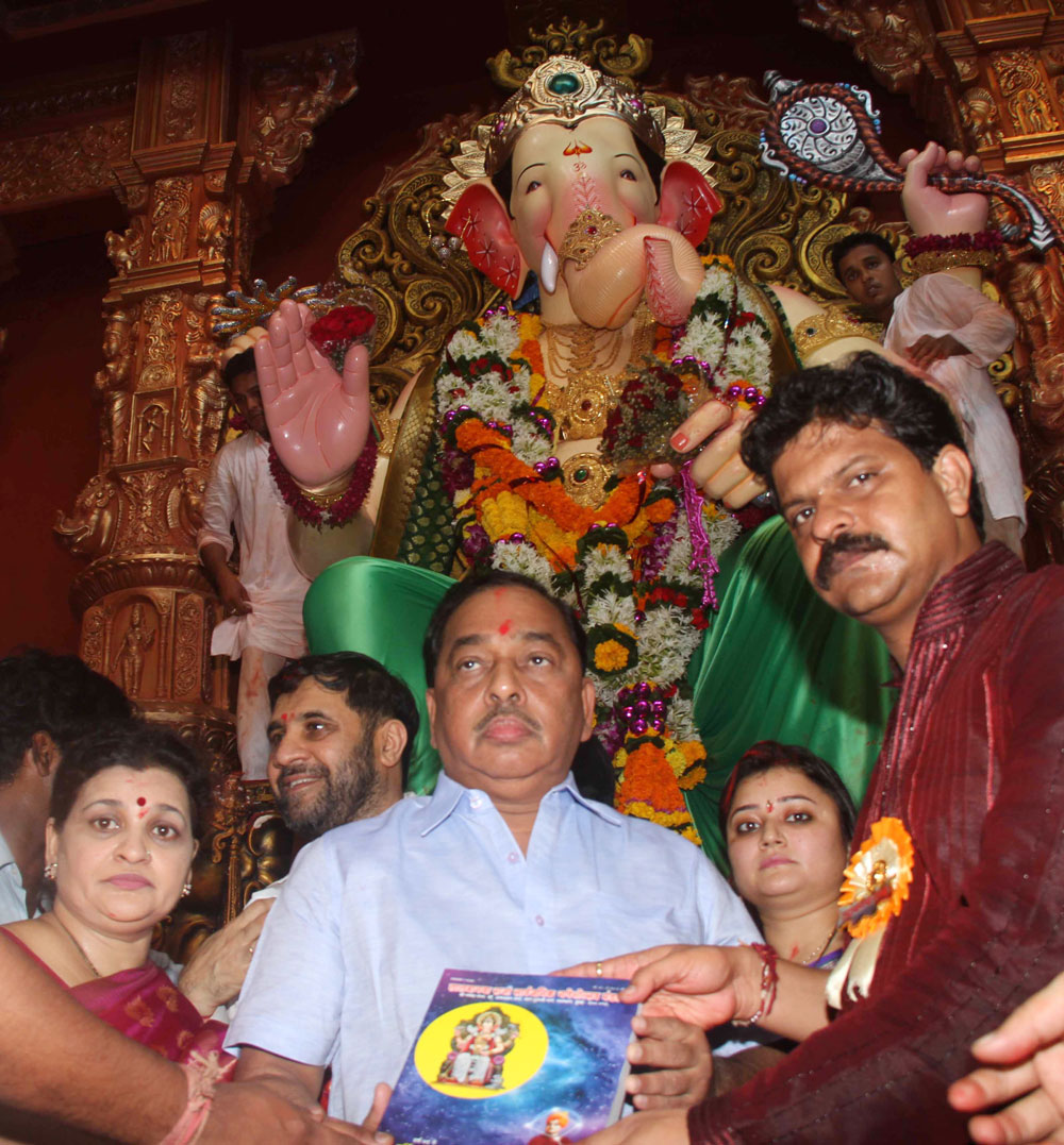 MINISTER NARAYANRAO RANE WITH FAMILY FOR LALABAUGH RAJA DARSHAN.