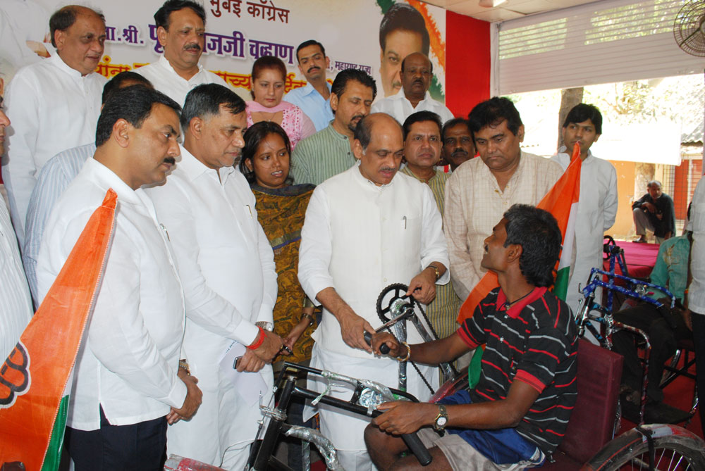 CHIEF MINISTER PRITHVIRAJ CHAVAN BIRTHDAY CELEBRATION AT MUMBAI CONGRESS RAJIV GANDHI BHAVAN AZAD MAIDAN.