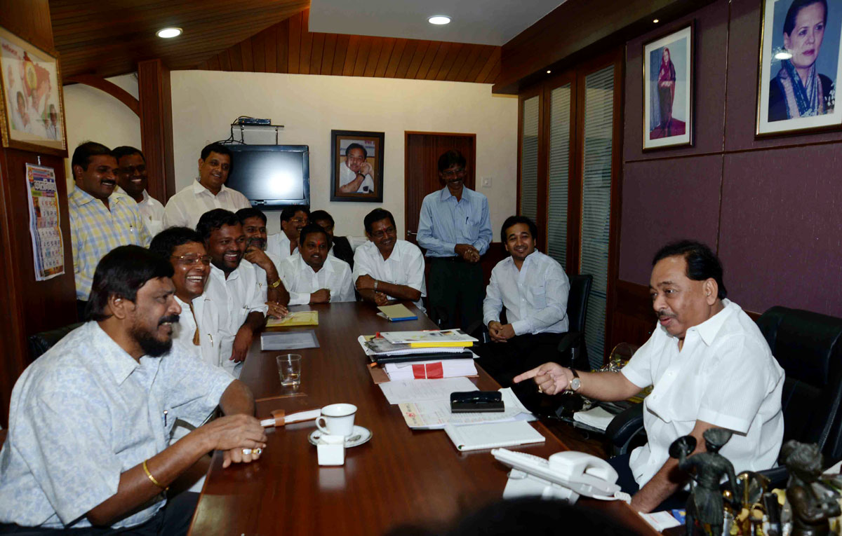 RPI LEADER RAMDAS ATHAWALE & MINISTER NARAYANRAO RANE MEETS AT NYANESHWARI BUNGLOW MALBAR HILL.