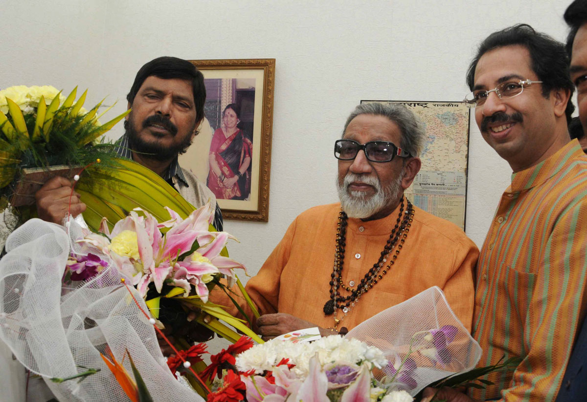 SHIVSENA PRAMUKH BALASAHEB THAKAREY & RPI PRESIDENT RAMDAS ATHAWALE AT MATOSHRI.