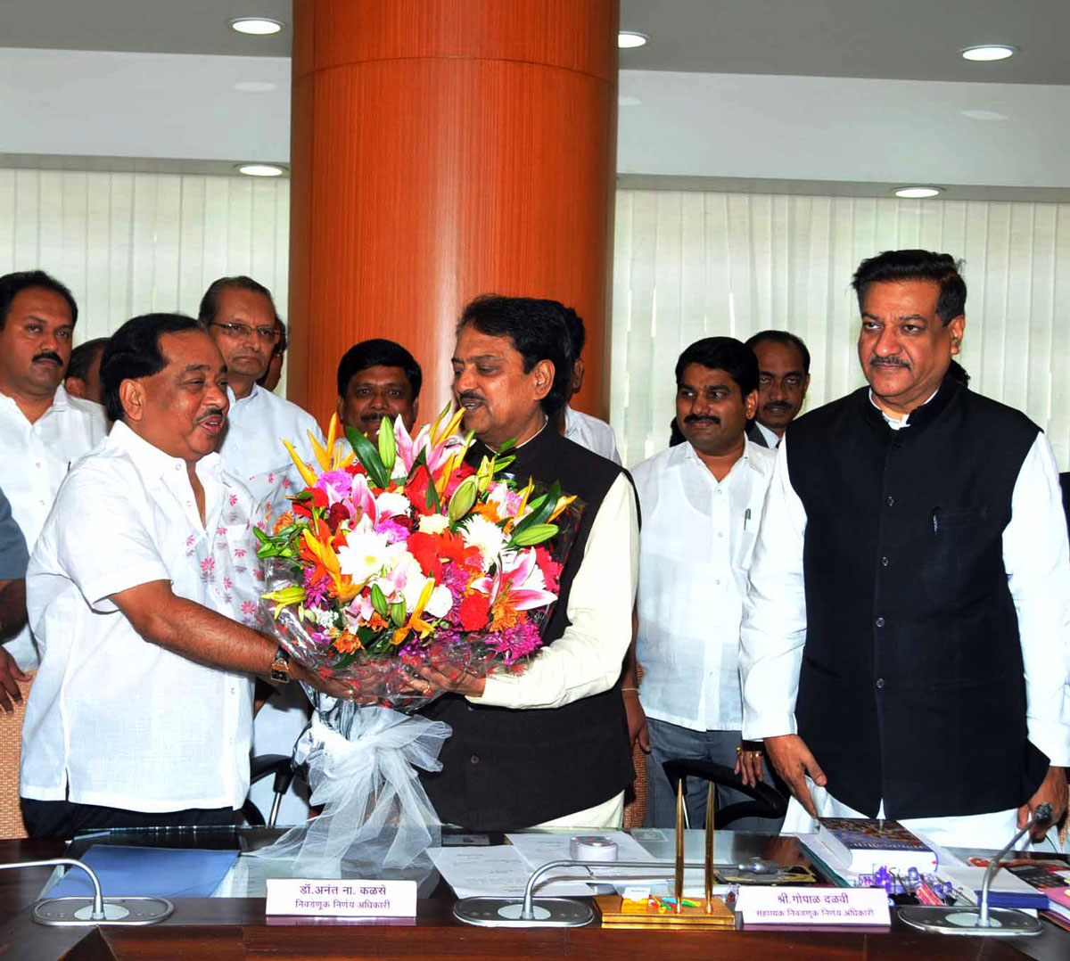 MIN.VILASRAO DESHMUKH SUBMITS HIS RAJYA SHABHA NOMINATION AT VIDHAN BHAVAN OCCASION CHIEF MINISTER PRITHVIRAJ CHAVAN,MIN.NARAYANRAO RANE.