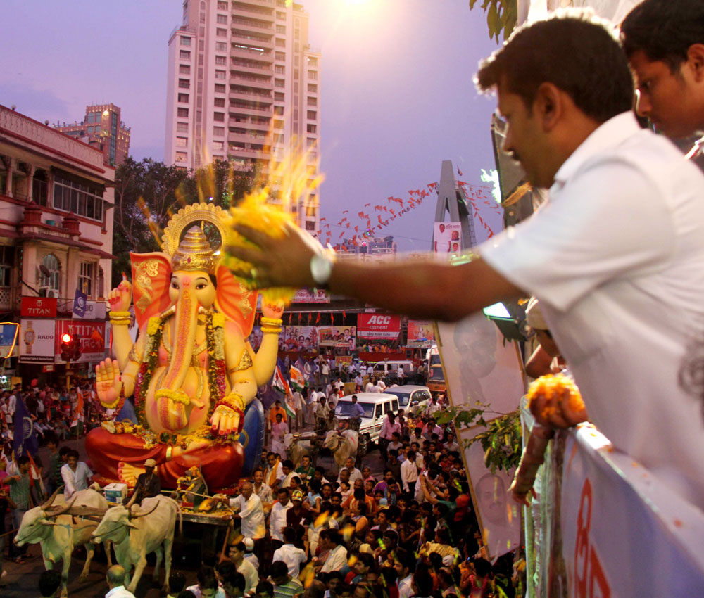RPI YUVA LEADER SACHIN MOHITE AT DADAR T.T. ON OCCASION OF GANESH VISRJAN.