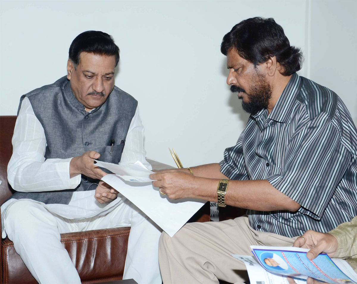 RPI PRESIDENT RAMDAS ATHAVALE MEETS CHEIF MINISTER OF MAHARASHATRA PRITHVIRAJ CHAVAN AT VARSHA BUNGLOW.