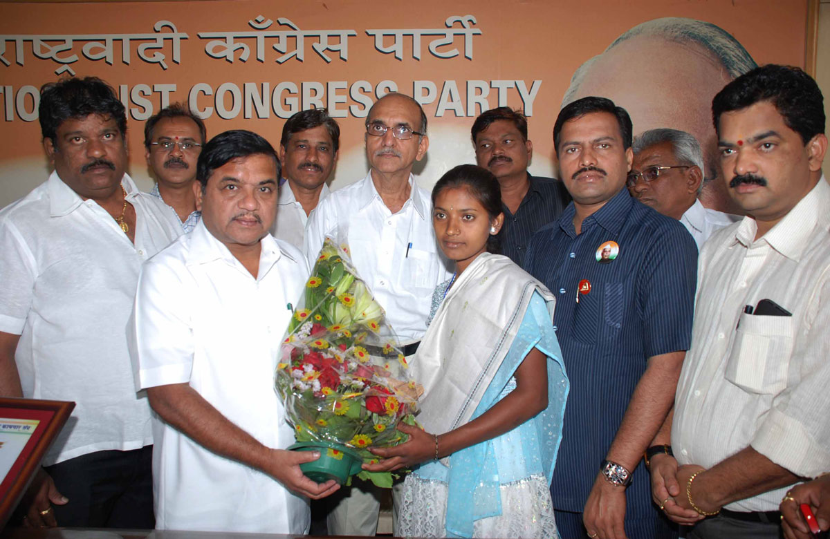 HOME MINISTER R.R.PATIL FELICITATED POOR ALKA SARODE ON SHOWING HER HONESTY AT NCP BHAVAN NARIMAN POINT.