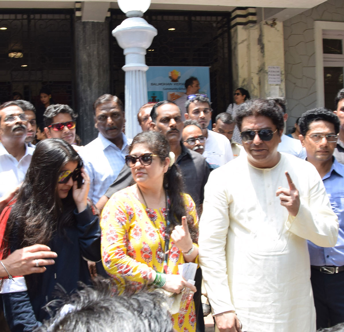 MNS Leader Raj Thackrey Cast Vote at Dadar.