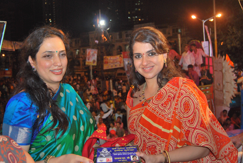 Rashmi Thakare  Visited Ganpati Visarjan Pandal shaina N.C. At Girgao Chopaty.