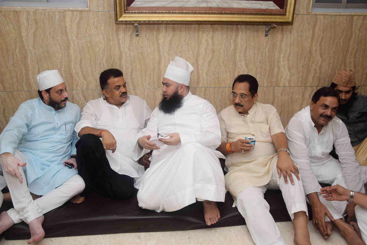 14th Grand Annual Urs of Shaeede Rahe Madina Sayed Anwar Ashraf Urf Musanna Miyan Rahmatullah Alaih,at Jamiya Qadriya Ashrafiya Sunni Masjid E Bilal near Do Tanki on Occasion Hazrat Moin Miyan & Respected Dignataries.