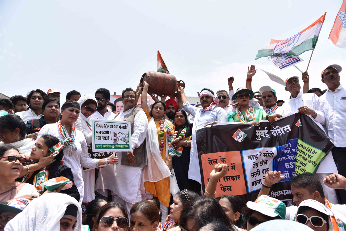 Mumbai Congress President Sanjay Nirupam organised Big Protest against BJP Govt. on issue of illegal Price Hike on Petrol & Diesel.at Kalina Highway.