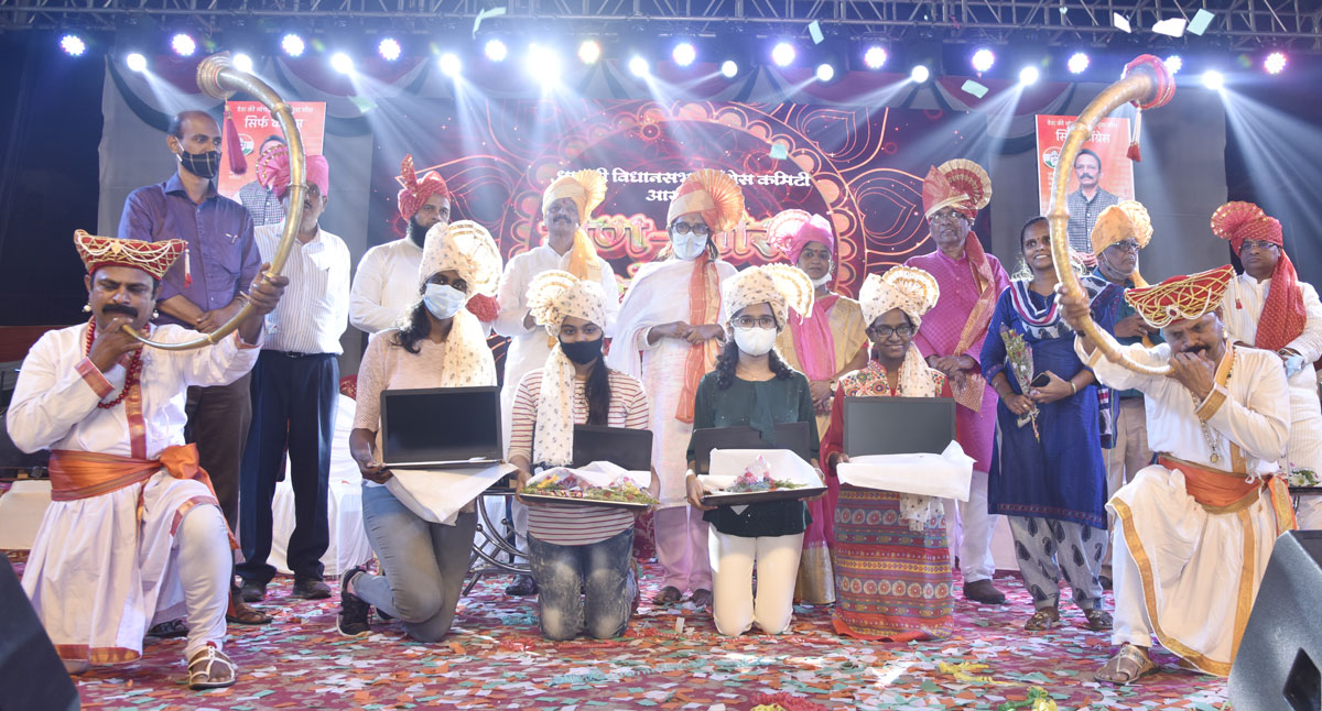 MRCC President Bhai Jagtap & Education Minister Varshatai Gaikwad Felicitated Students in Dharavi Assembly.