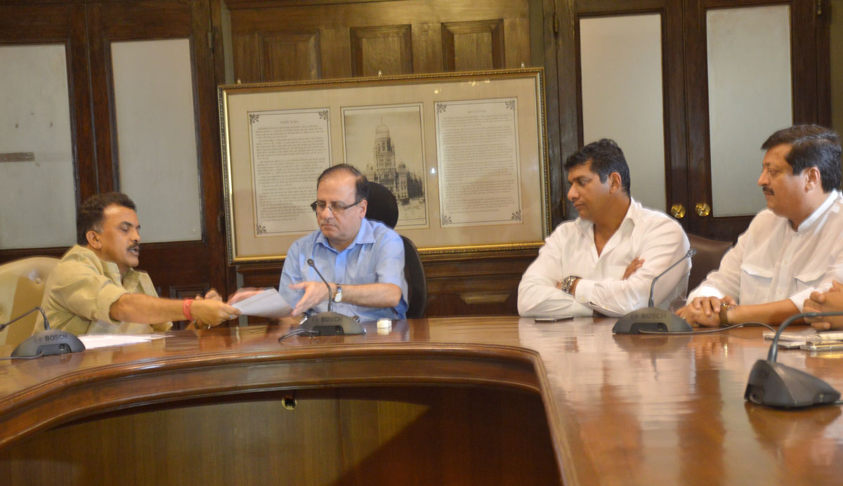 MRCC President Sanjay Nirupam Meets BMC Commissioner Ajoy Mehta.