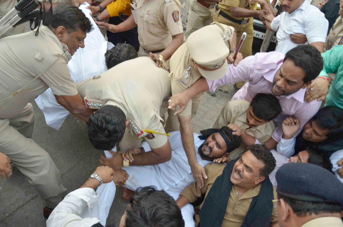 Mumbai Congress President Sanjay Nirupam Protest against Demonitization Policy of Govt.on PM Narendra Modi Mumbai visit.