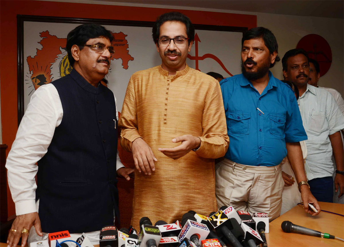 SHIVSENA WORKING PRESIDENT UDHAV THAKRE - RPI PRESIDENT RAMDAS ATHAWLE & BJP LEADER GOPINATH MUNDE ON PRESS CONFERENCE AT SHIVSENA BHAVAN.