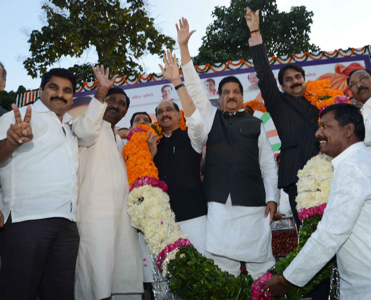 CHIEF MINISTER PRITHVIRAJ CHAVAN FELICITATED AT NAGPUR BY EX.MIN.& MLA CHANDRAKANT HANDORE.