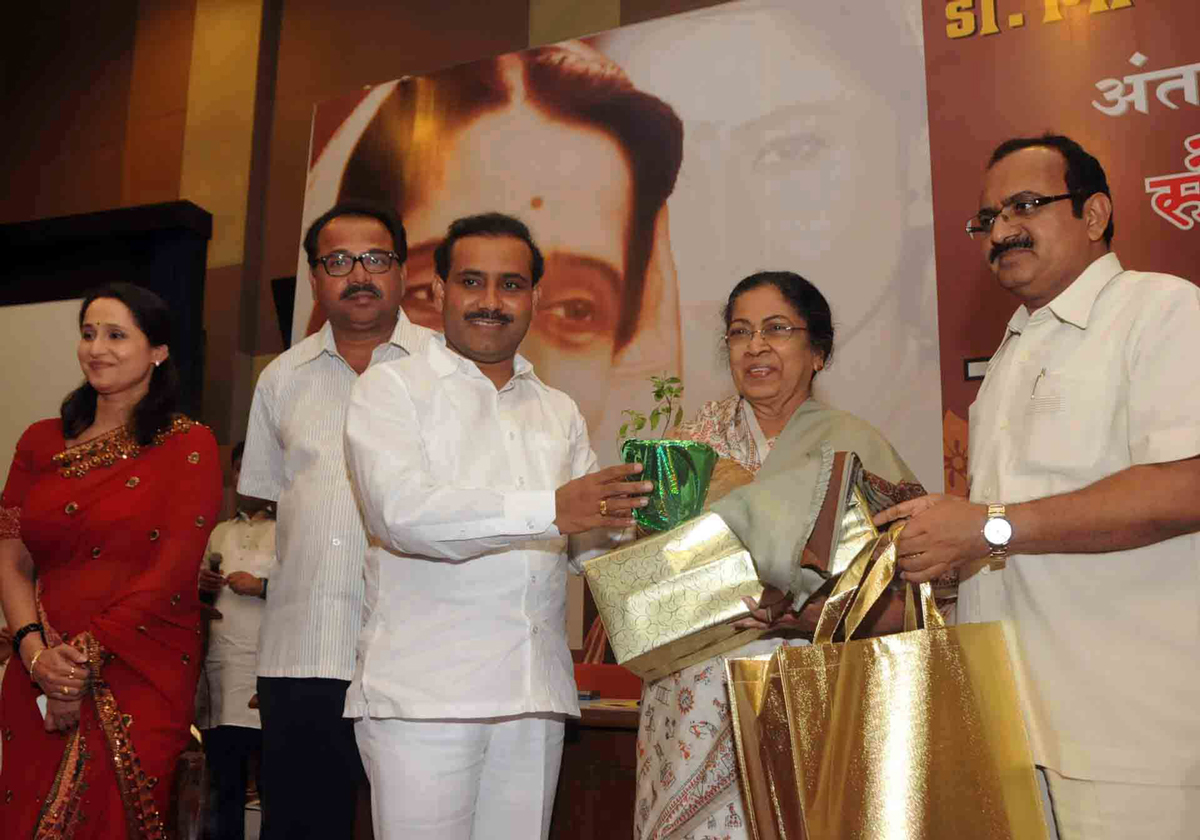 MINISTER RAJESH TOPE FELICITATED SENIOR CINE STAR SULABHA DESHPANDE AT Y.B.CHAVAN AUDITORIUM.
