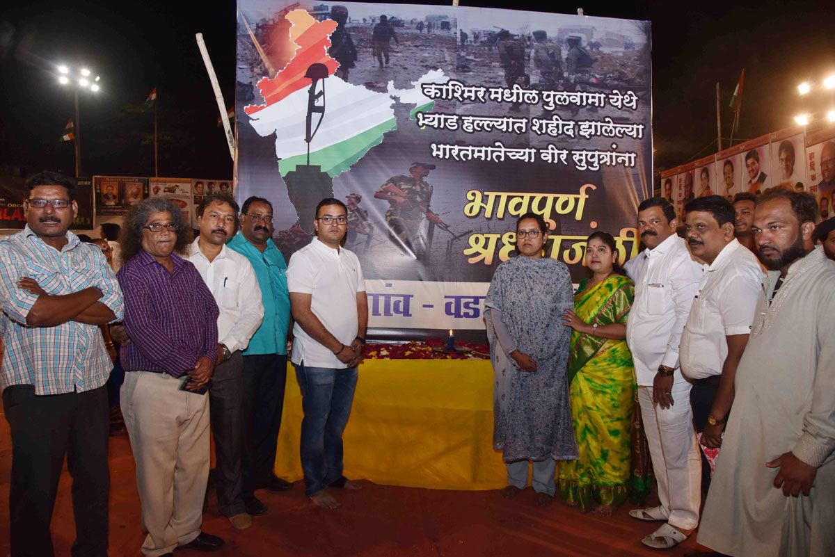 MLA Varshatai Gaikwad Paid Homage to the CRPF Jawans in the cowardly terror attack in J&K Pulwama at Naigaon Dadar.