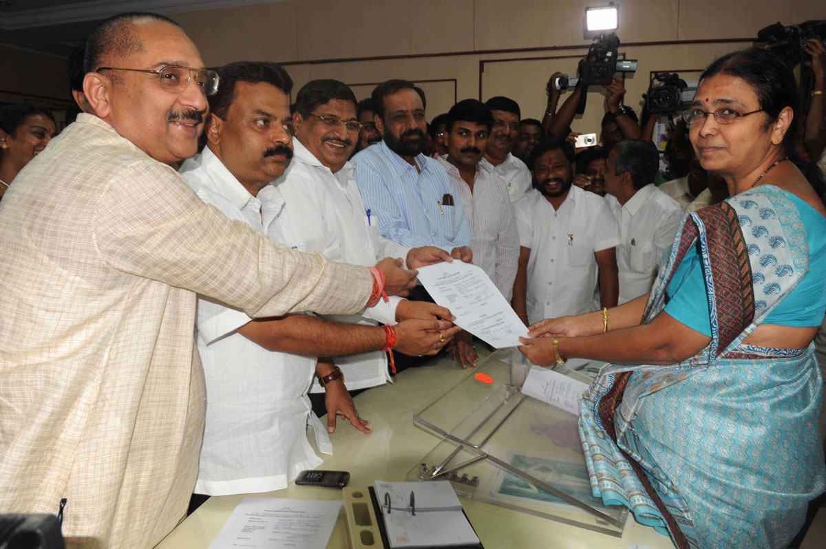 MAHAYUTI CANDIDATES TO SUBMIT THIER NOMINATION FORM FOR BMC MAYOR.