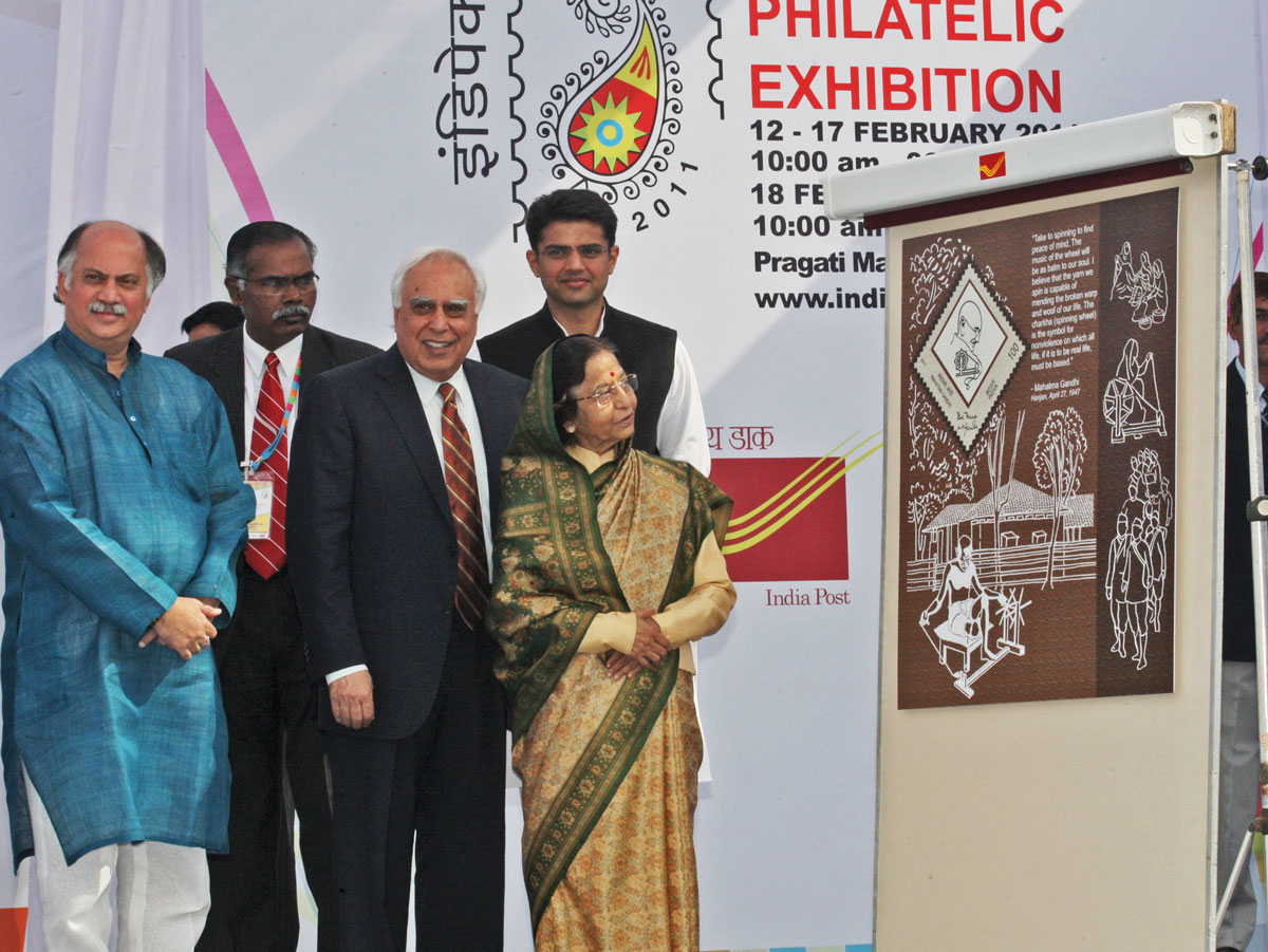 H.E.PRESIDENT OF INDIA SMT.PRATIBHA TAI PATIL,SHRI KAPIL SIBAL,UNION MINISTER OF COMMUNICATIONS & IT SHRI GURUDAS KAMAT,MOS FOR HOME, COMMUNICATIONS & IT,THE INAUGURATION OF WORLD PHILATELIC EXHIBITATION INDIPEX-2011.