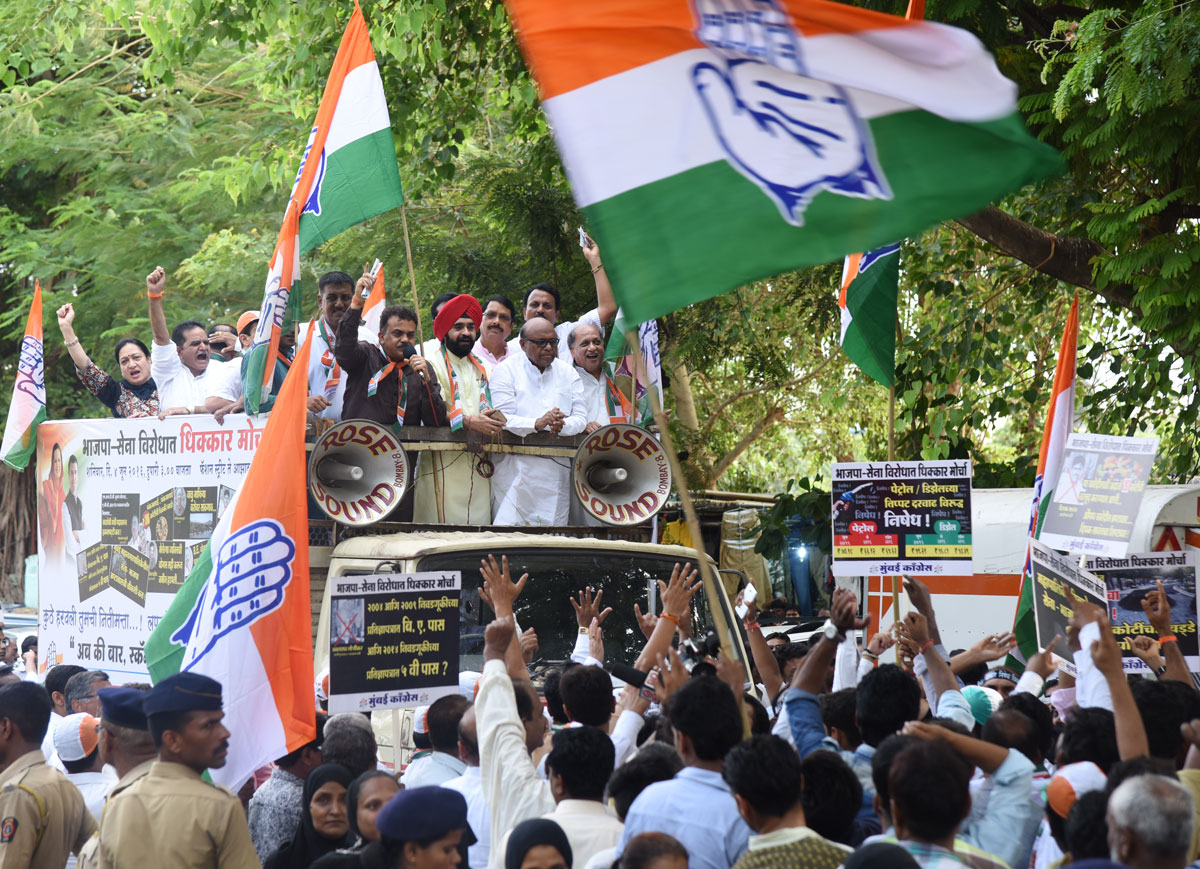 Mumbai Congress Protest against BJP- Shivsena Govt. at Mumbai CST.