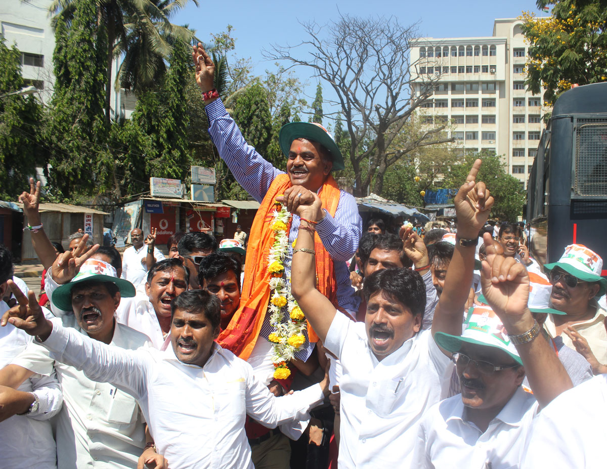 Congress/NCP/PRP (Kawade)/ Republican Party of India (Democratic) Alliance MP.Candidate Sanjay Nirupam Filed his Nomination Form at Bandra Dist.Administrative Collector Office.