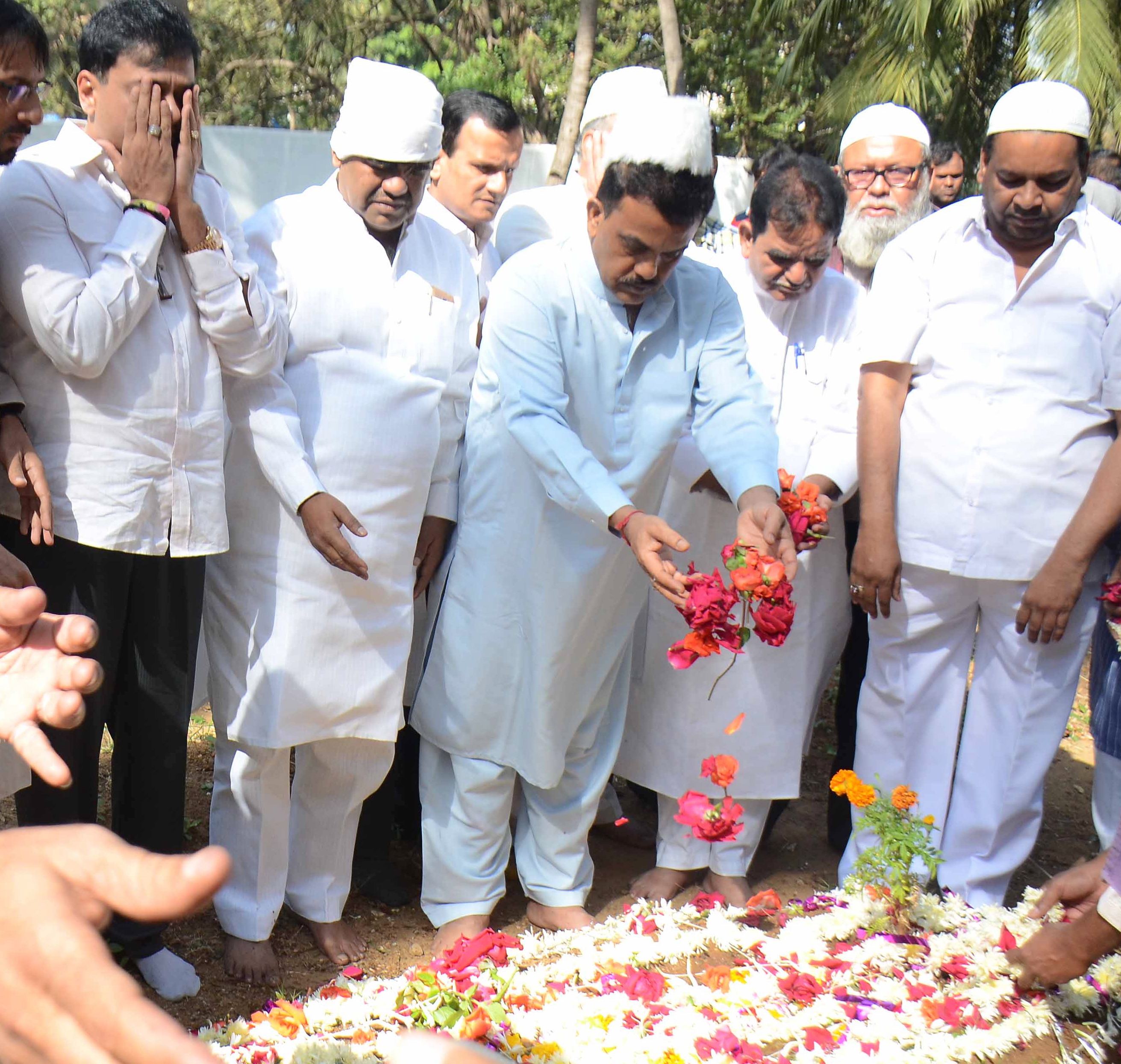 Mumbai Congress President Sanjay Nirupam Paying Tribute to Great Singer Late.Mohd.Rafi Saheb on his 91st Birth Anniversary at Juhu Tara Road Kabrastan.