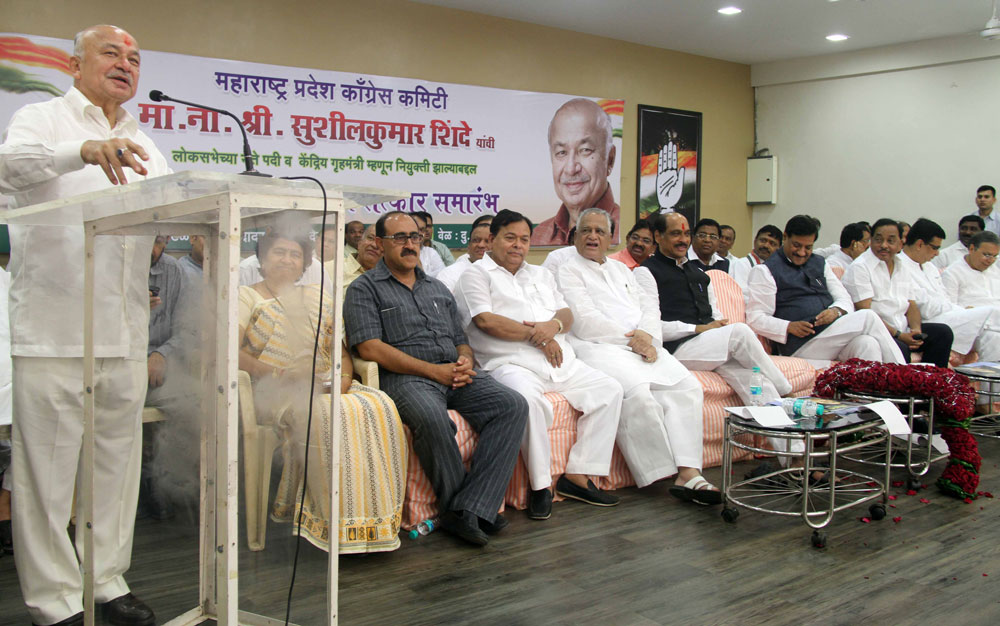 UNION HOME MINISTER & LOKSABHA LEADER SUSHILKUMAR SHINDE FELICITATED AT TILAK BHAVAN DADAR.