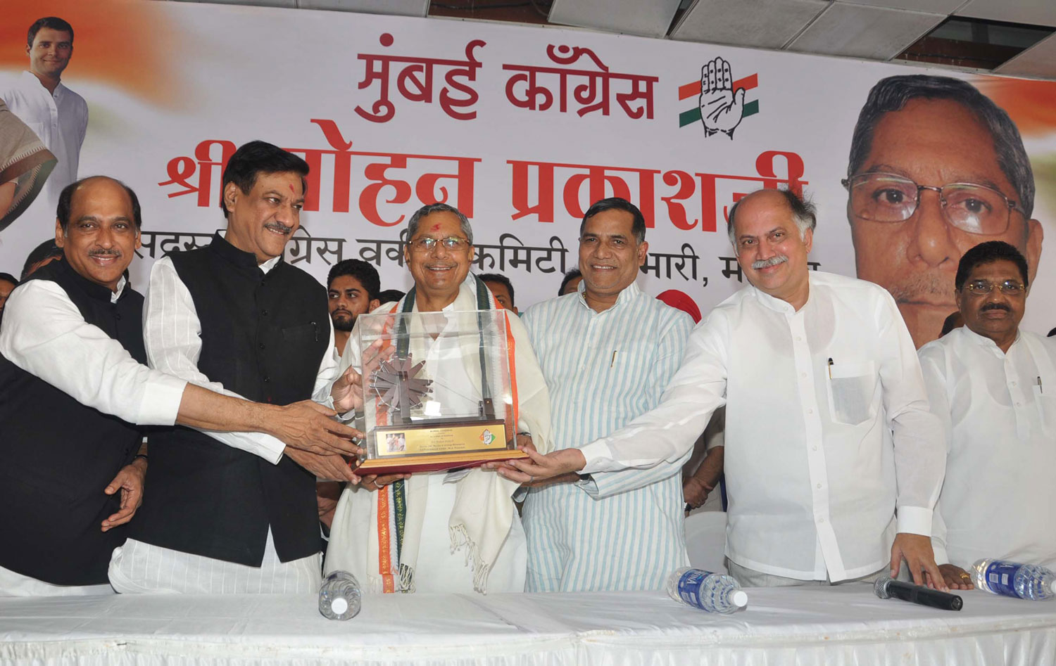 AICC GEN.SECRATARY & MP.MOHAN PRAKASH & CHIEF MINISTER PRITHVIRAJ CHAVAN,MPCC PRESIDENT MANIKRAO THAKRE ,MUMBAI CONGRESS PRESIDENT KRIPASHANKAR SINGH WITH CONGRESS TEAM AT RAJIV GANDHI BHAVAN.
