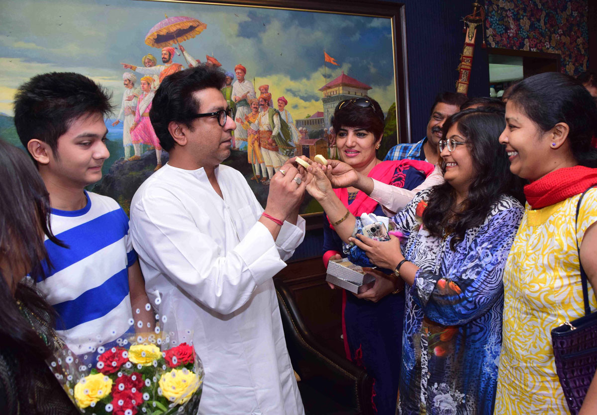 "NEET" Waived for a Year Students & Parents Thanking MNS Chief Raj Thackarey at Krishnakunj.