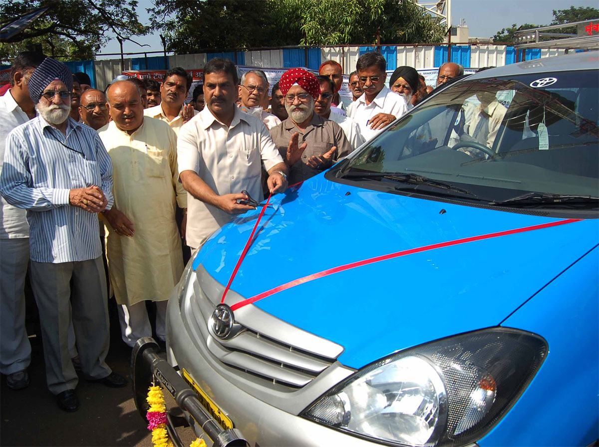 MINISTER.MOHD.ARIF NASIM KHAN INAUGURATED DIRECT TAXI SERVICE FROM DOMESTIC AIRPORT (SANTACRUZ) MUMBAI TO PUNE.