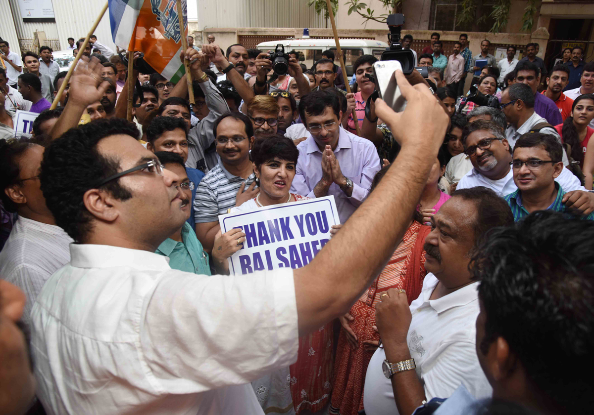 "NEET" Waived for a Year Students & Parents Thanking Raj Thackarey at Krishnakunj.