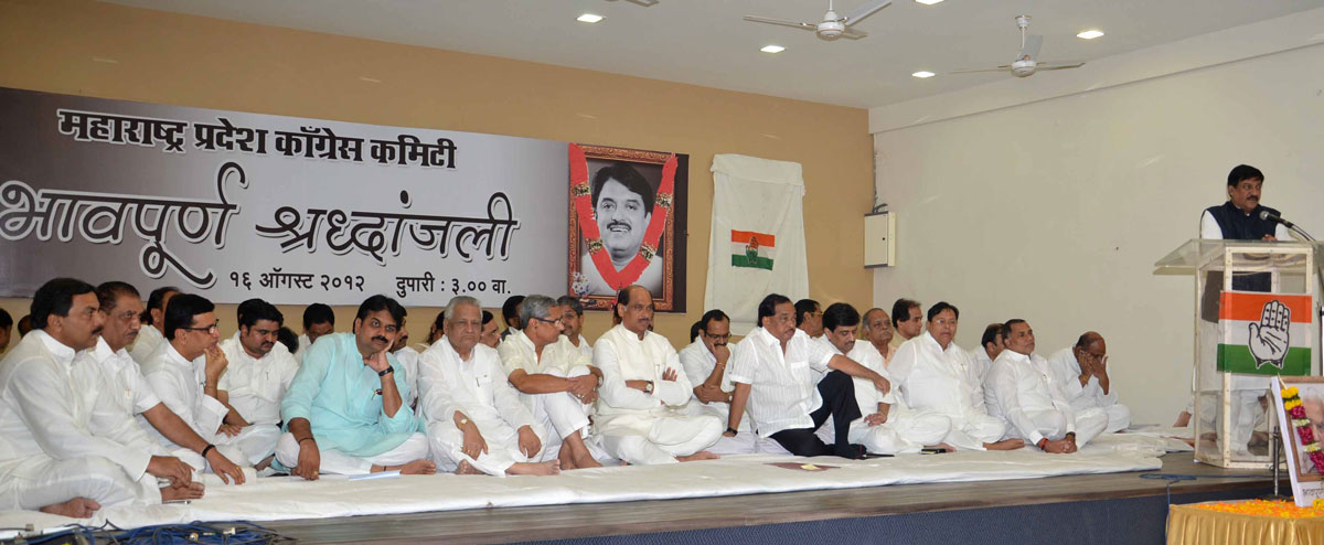 TRIBUTE TO UNION MINISTER & EX.CHIEF MINISTER VILASRAO DESHMUKH AT DADAR TILAK BHAVAN BY CONGRESS PARTY FOLLOWERS.