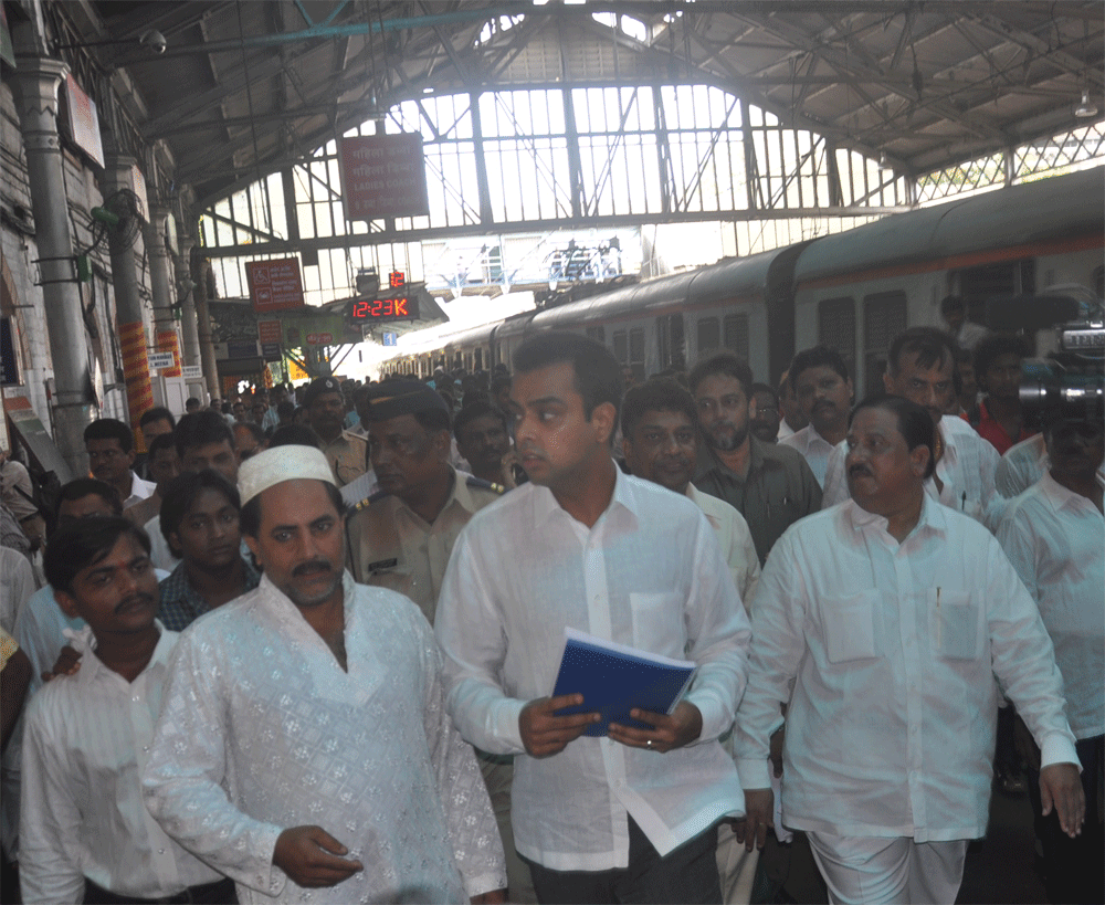 MP.MILIND DEORA VISITED SOUTH MUMBAI RAILWAY STATIONS.