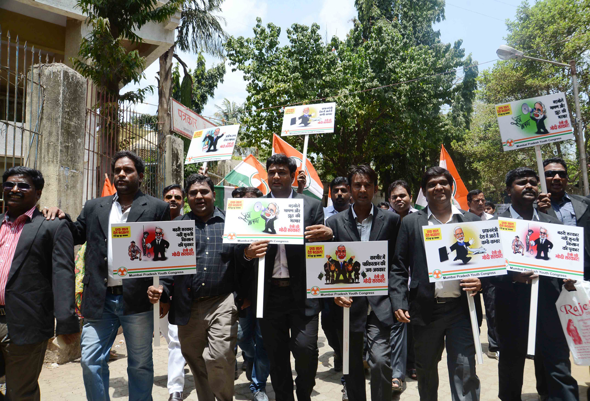Mumbai Youth Congress Protest Against "Suit Boot Ki Sarkar"at Azad Maidan