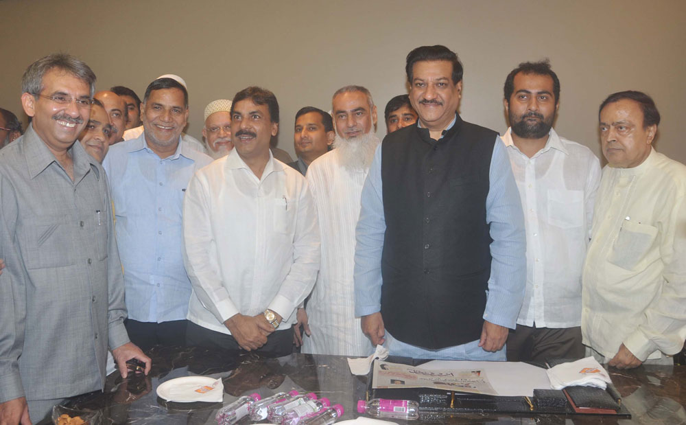 CHIEF MINISTER PRITHVIRAJ CHAVAN & UNION MINISTER MURLI DEORA ON INUAGRATION OF URDU TIMES NEWS PAPER OFFICE AT NAGPADA .
