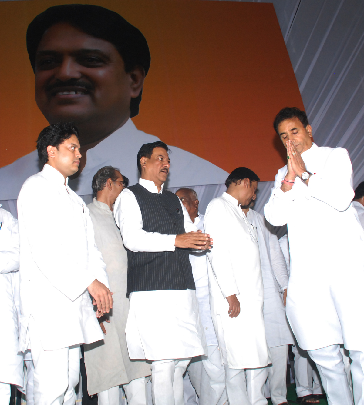 CHIEF MINISTER PRITHVIRAJ CHAVAN PAYING TRIBUTE TO LATE EX.CHIEF MINISTER VILASRAO DESHMUKH.
