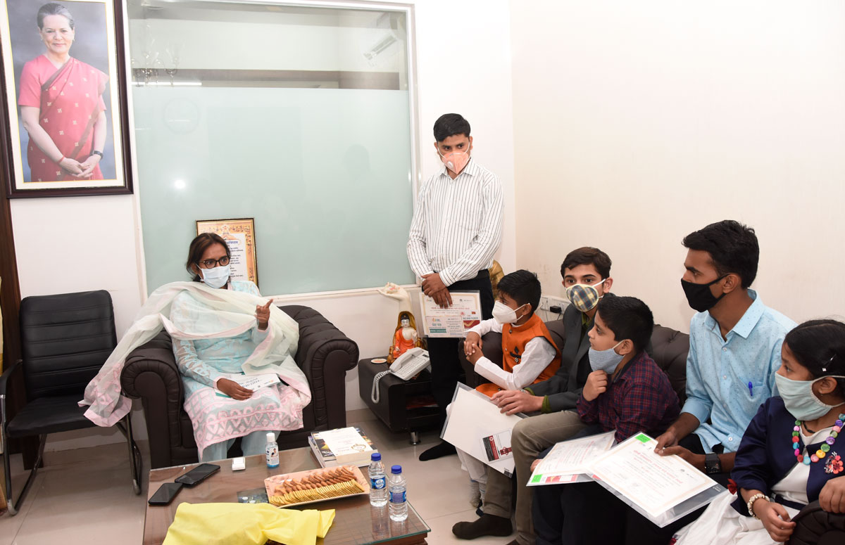 Education Minister Varshatai Gaikwad Interacts & Felicitates School Childrens at her Bunglow opposite Mantralaya.