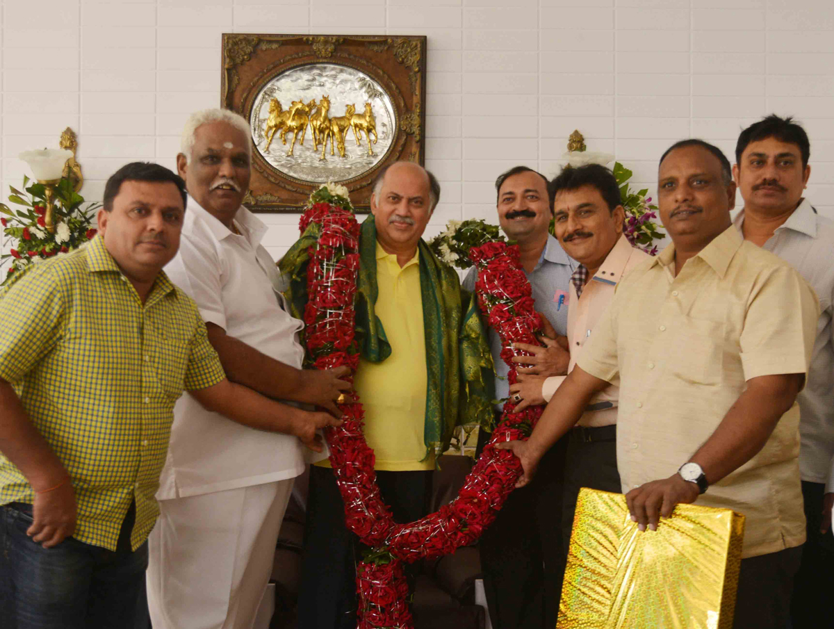 AICC GEN.SECETARY & M.P.GURUDAS KAMAT WITH PARTY WORKERS ON OCCASION OF DIWALI FESTIVAL AT GAURINANDAN BUNGLOW CHEMBUR.