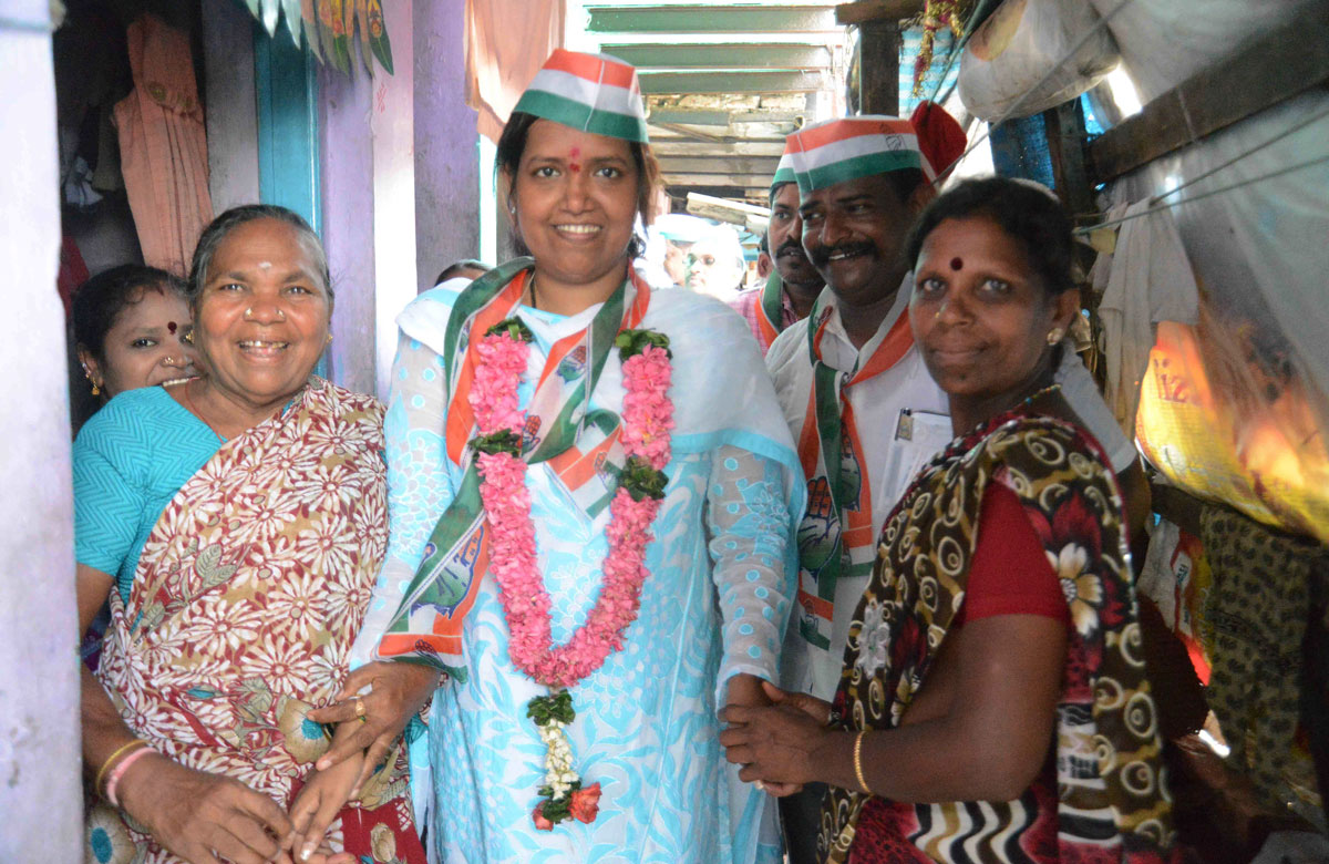 178-Dharavi Assembly Congress Candidate Varshatai Gaikwad Padyatra Rally in Mahim Phata.