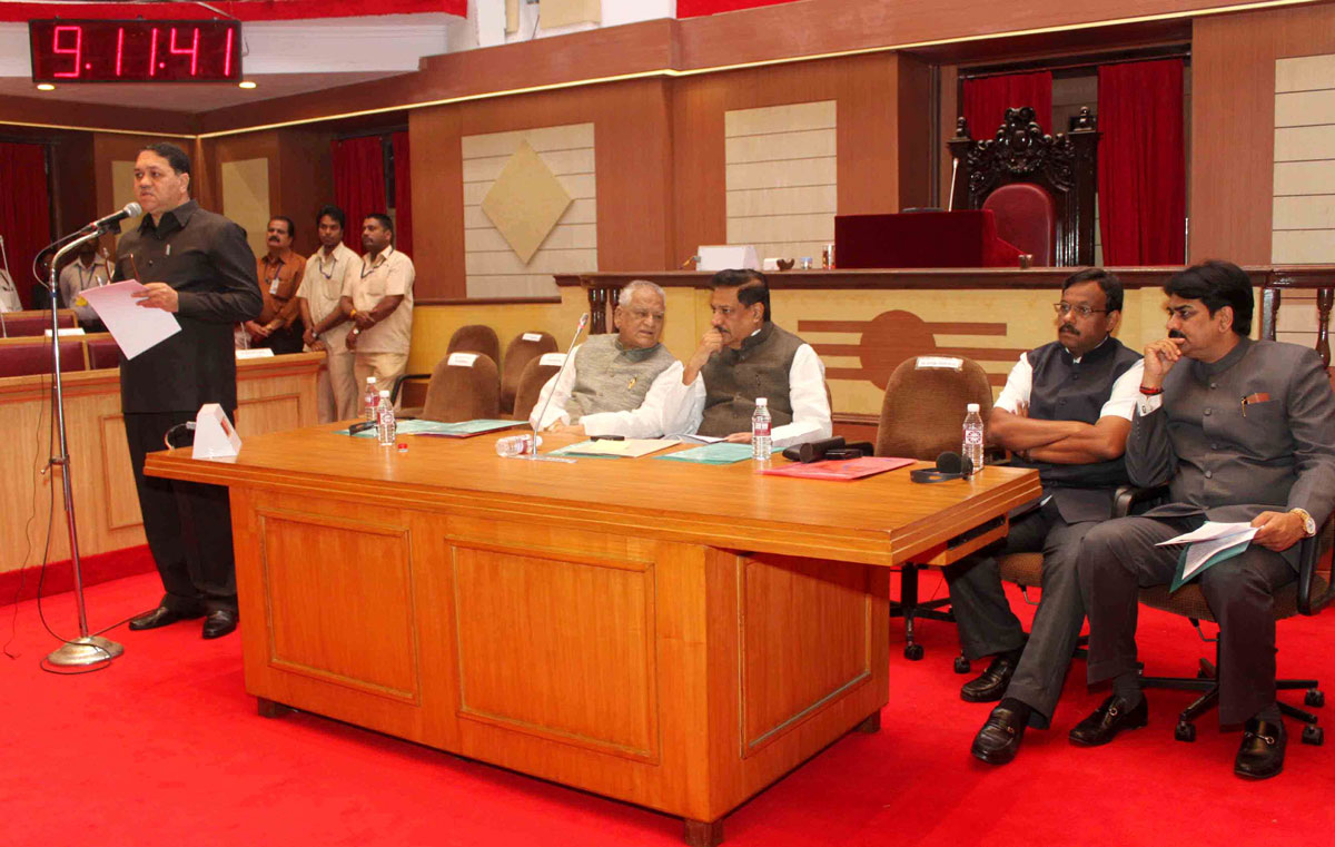 CHIEF MINISTER PRITHVIRAJ CHAVAN ON 3rd DAY WINTER SESSION AT NAGPUR VIDHAN BHAVAN.