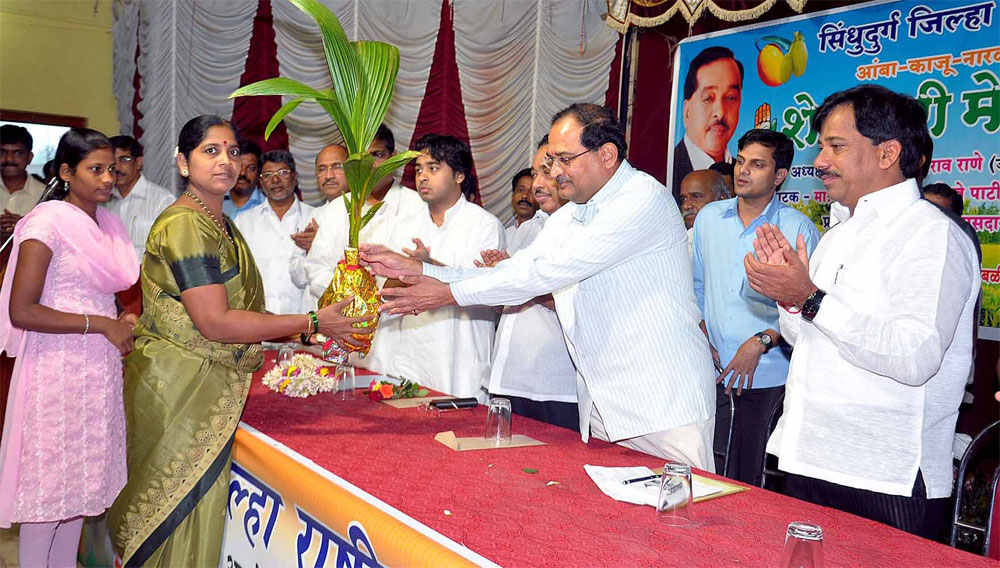 GUARDIAN MINISTER NARAYANRAO RANE & MIN.RADHAKRIHNA VIKHE PATIL AT SINDHUDURGH.